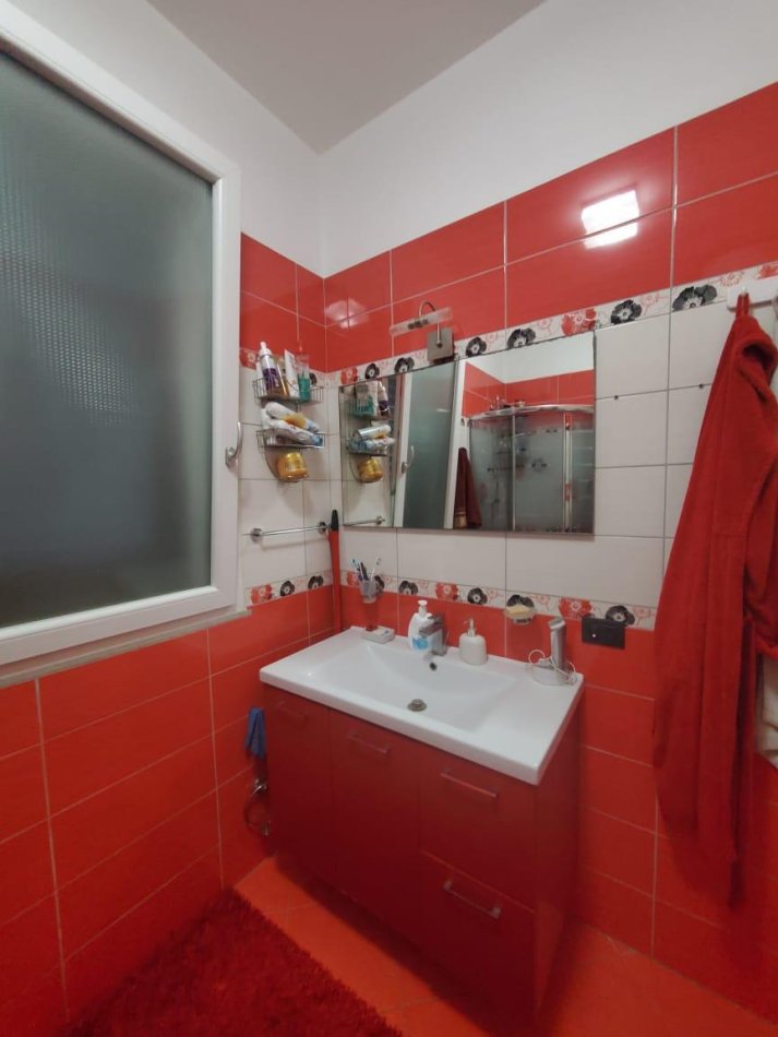 Tirane, jepet me qera Vile 2 Katshe Kati 0, 290 m² 1.000 € (Sauk)