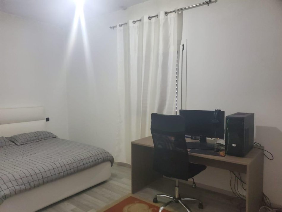 Tirane, jepet me qera Vile 2 Katshe Kati 0, 290 m² 1.000 € (Sauk)