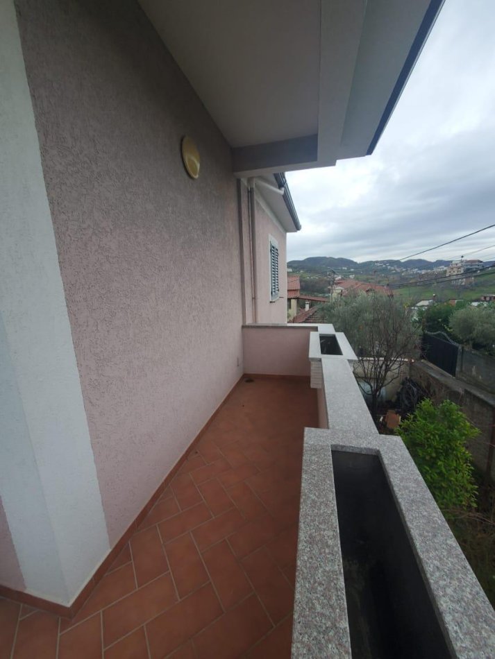 Tirane, jepet me qera Vile 2 Katshe Kati 0, 290 m² 1.000 € (Sauk)