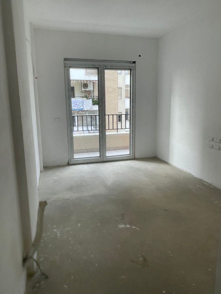 Tirane, shitet apartament 2+1 Kati 5, 300.000 € 