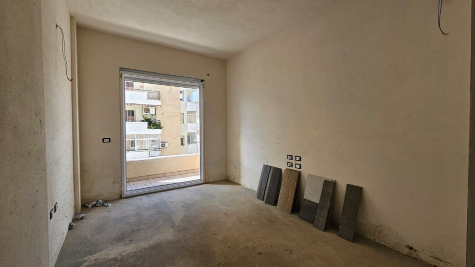 Tirane, shitet apartament 2+1 Kati 5, 300.000 € 