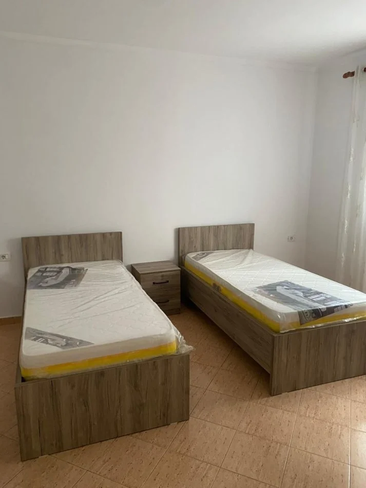 Jepen 2 hyrje shtepi private  Spitali QSUT  apartament 1+1 Kati 1, 400 €