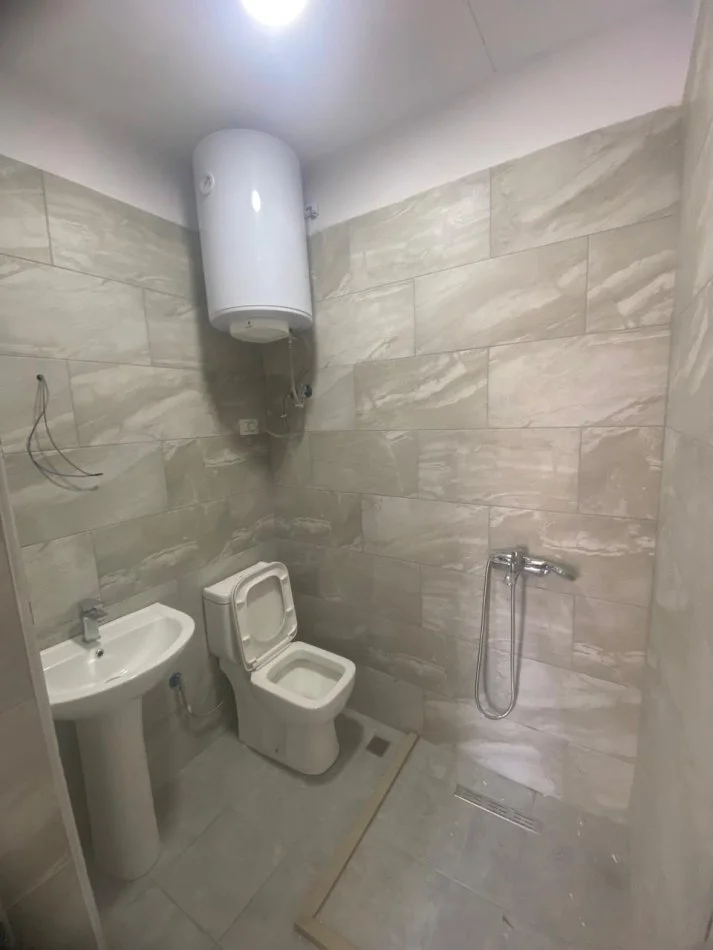 Jepen 2 hyrje shtepi private  Spitali QSUT  apartament 1+1 Kati 1, 400 €