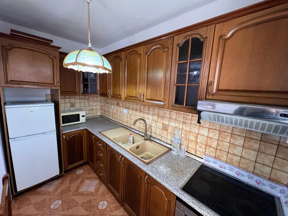 Tirane, jepet me qera apartament 2+1+Ballkon Kati 1, 100 m² 800 € (yzberisht)