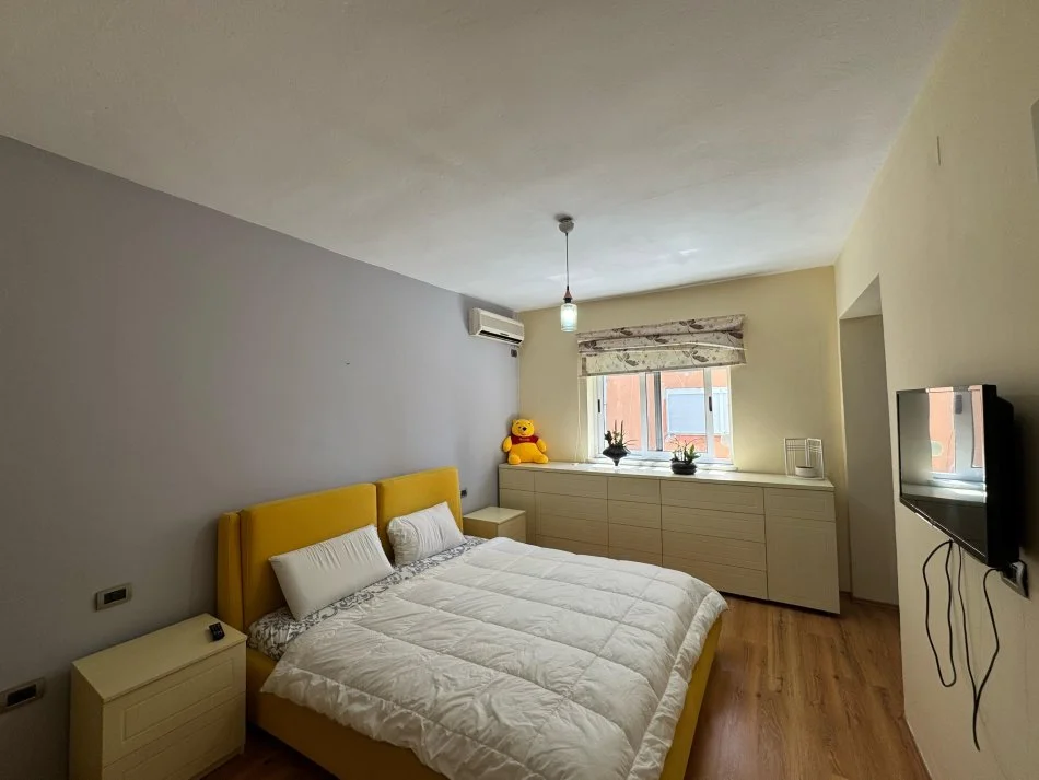 Tirane, jepet me qera apartament 2+1+Aneks+Ballkon Kati 2, 85 m² 700 € (RRUGA SULEJMAN DELVINA KOMUNA E PARISIT)
