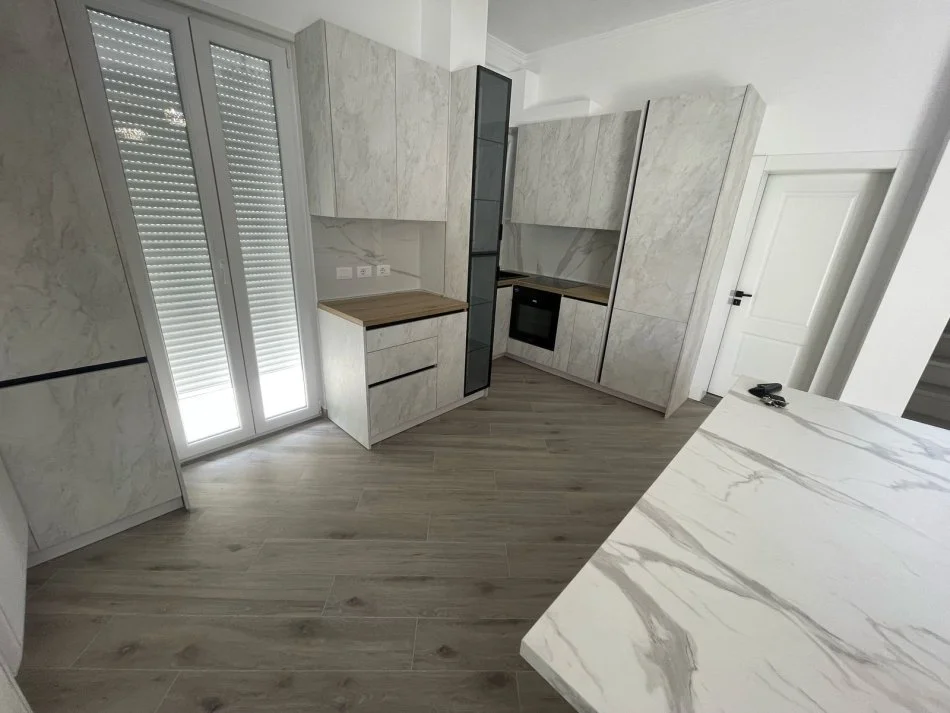 Tirane, jepet me qera Vile 3 Katshe Kati 3, 240 m² 2.500 € (TEG)