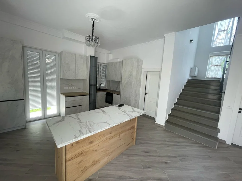 Tirane, jepet me qera Vile 3 Katshe Kati 3, 240 m² 2.500 € (TEG)