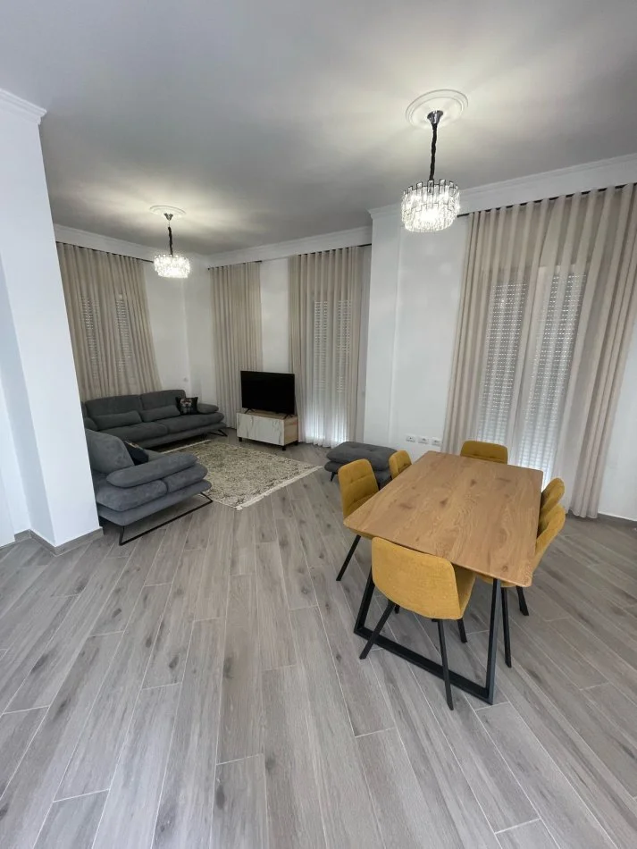 Tirane, jepet me qera Vile 3 Katshe Kati 3, 240 m² 2.500 € (TEG)