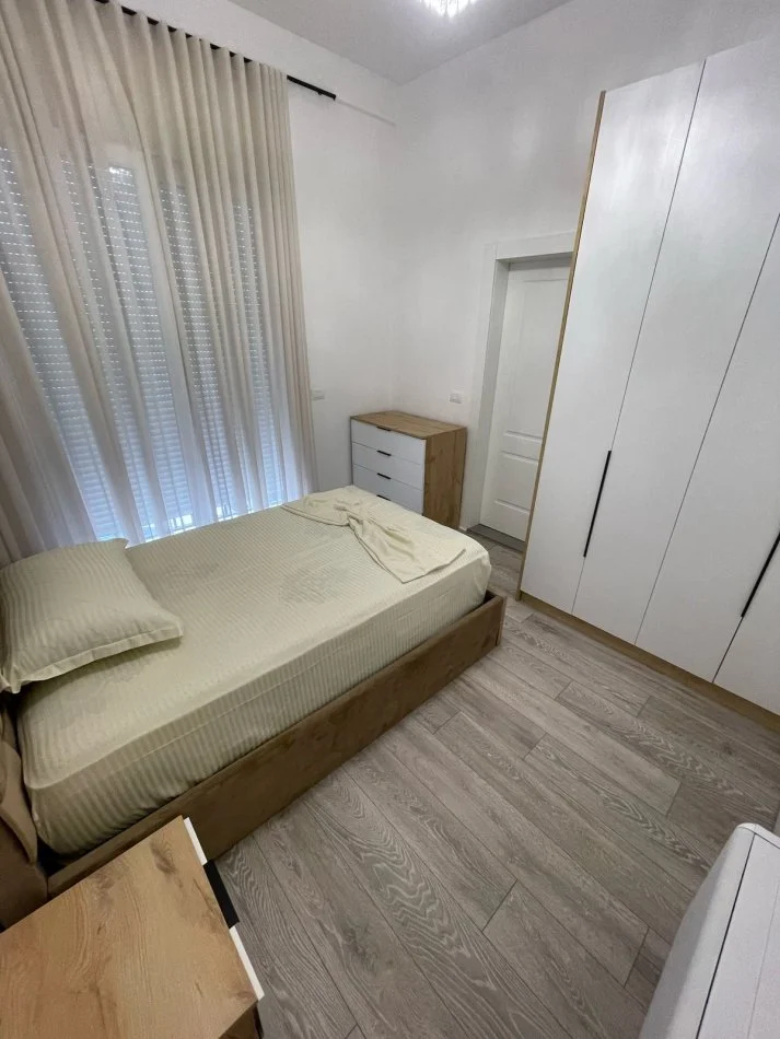 Tirane, jepet me qera Vile 3 Katshe Kati 3, 240 m² 2.500 € (TEG)