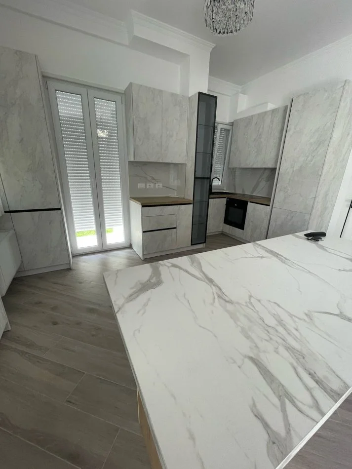 Tirane, jepet me qera Vile 3 Katshe Kati 3, 170 m² 2.500 € (TEG)