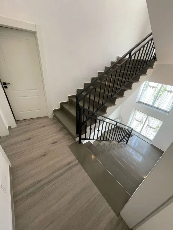 Tirane, jepet me qera Vile 3 Katshe Kati 3, 170 m² 2.500 € (TEG)