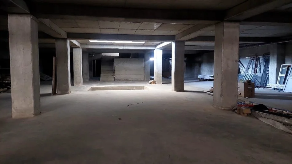 Tirane, jepet me qera Kati -1, 1.000 m² 2.500 € (Tirane Durres)