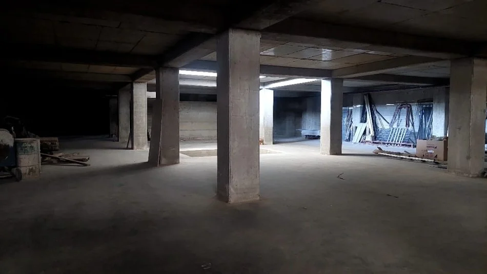 Tirane, jepet me qera Kati -1, 1.000 m² 2.500 € (Tirane Durres)