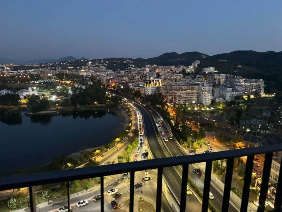 Tirane, jepet me qera apartament 3+1 Kati 15, 234 m² 5.000 € (Rezidenca Lake View)