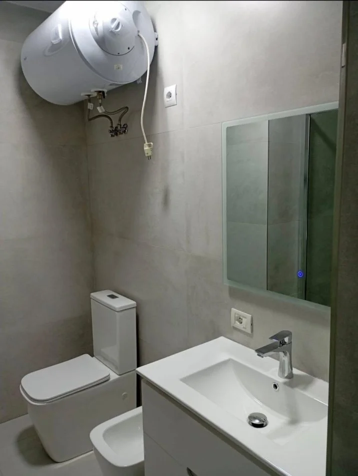 Tirane, jepet me qera apartament 2+1 Kati 2, 90 m² 60,000 leke (Komuna e Parisit, prane "Kika 2")
