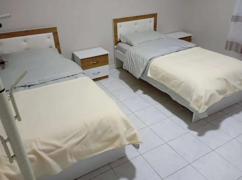 Tirane, jepet me qera apartament 2+1 Kati 2, 90 m² 60,000 leke (Komuna e Parisit, prane "Kika 2")