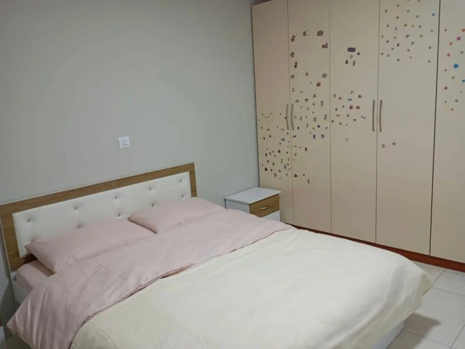 Tirane, jepet me qera apartament 2+1 Kati 2, 90 m² 60,000 leke (Komuna e Parisit, prane "Kika 2")