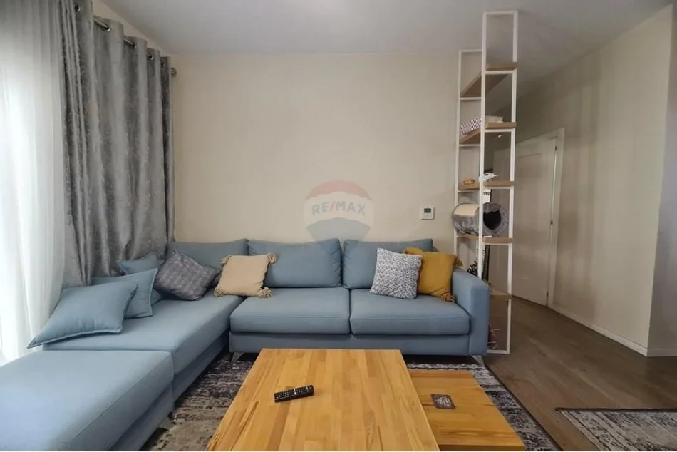 Tirane, jepet me qera apartament 2+1+Ballkon , 750 € (Rruga Frosina Plaku)
