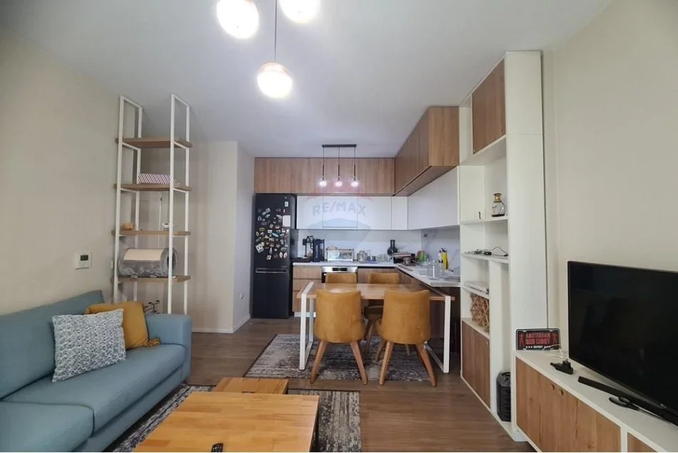 Tirane, jepet me qera apartament 2+1+Ballkon , 750 € (Rruga Frosina Plaku)