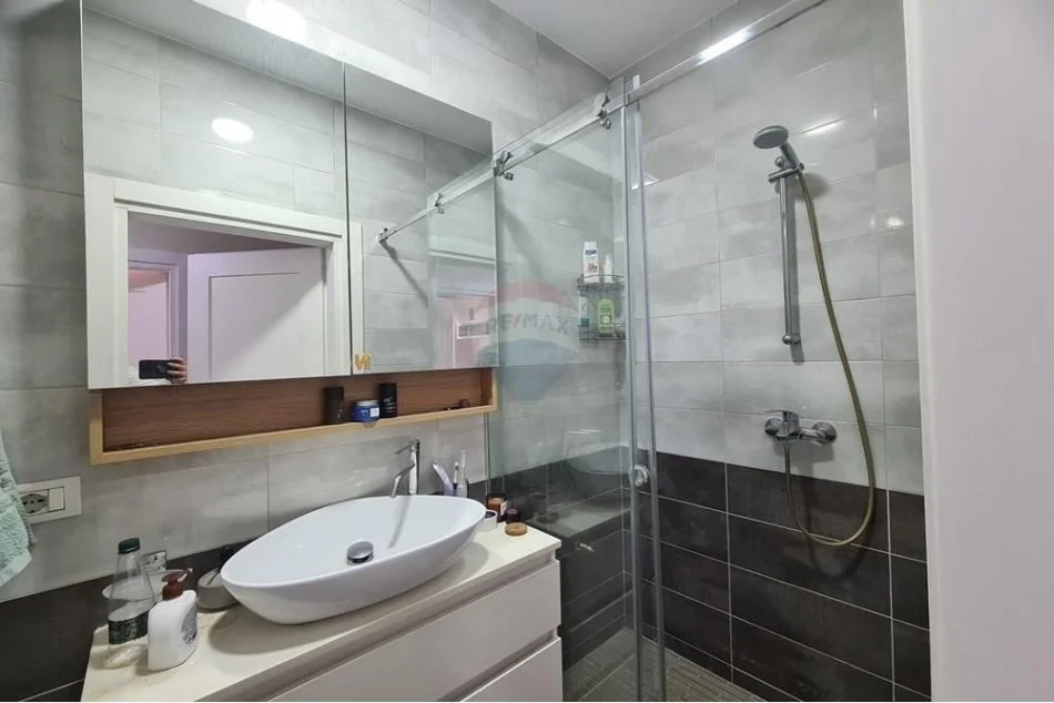 Tirane, jepet me qera apartament 2+1+Ballkon , 750 € (Rruga Frosina Plaku)