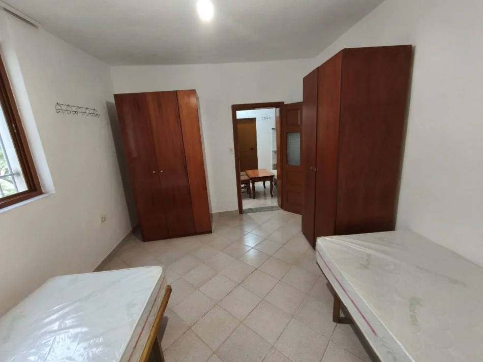 Tirane, jepet me qera apartament 1+1 Kati 1, 50 m² 250 € (pjeter budi)