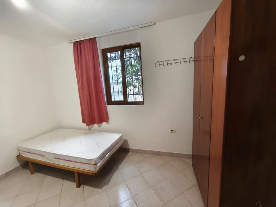 Tirane, jepet me qera apartament 1+1 Kati 1, 50 m² 250 € (pjeter budi)