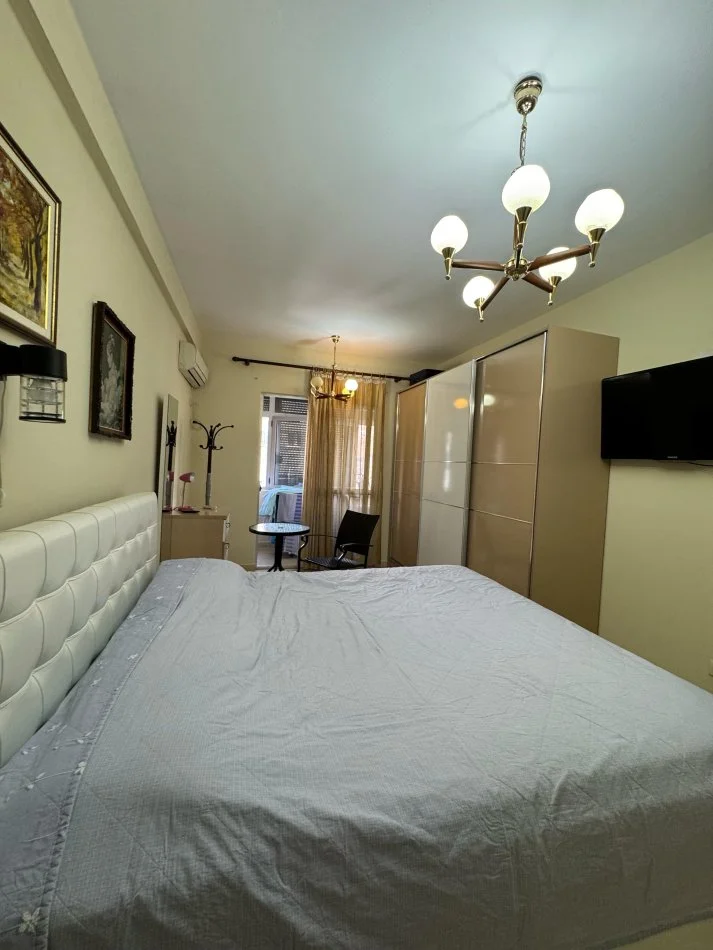 Tirane, jepet me qera 3+1+Ballkon , (Rruga Fortuzi, prane Qendres)