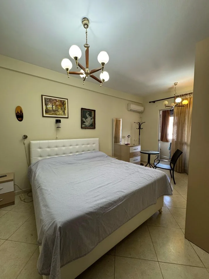 Tirane, jepet me qera apartament 3+1+Ballkon Kati 2, 125 m² 900 € (Rruga Fortuzi)