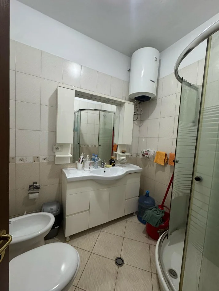 Tirane, jepet me qera apartament 3+1+Ballkon Kati 2, 125 m² 900 € (Rruga Fortuzi)