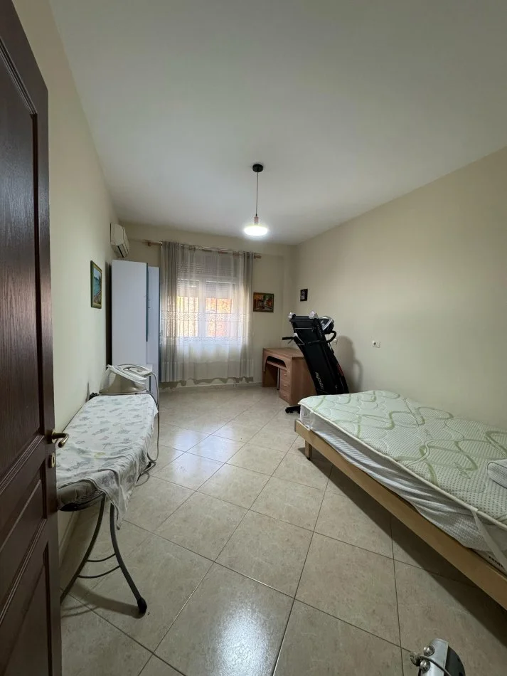 Tirane, jepet me qera 3+1+Ballkon , (Rruga Fortuzi, prane Qendres)