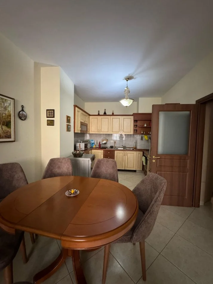 Tirane, jepet me qera 3+1+Ballkon , (Rruga Fortuzi, prane Qendres)