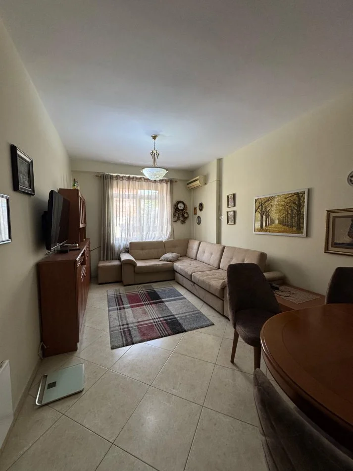 Tirane, jepet me qera apartament 3+1 Kati 2, 900 € 