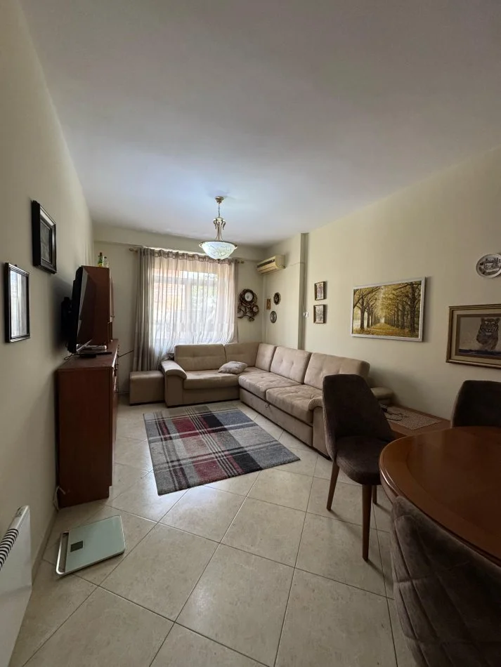 Tirane, jepet me qera apartament 3+1+Ballkon Kati 2, 125 m² 900 € (Rruga Fortuzi)