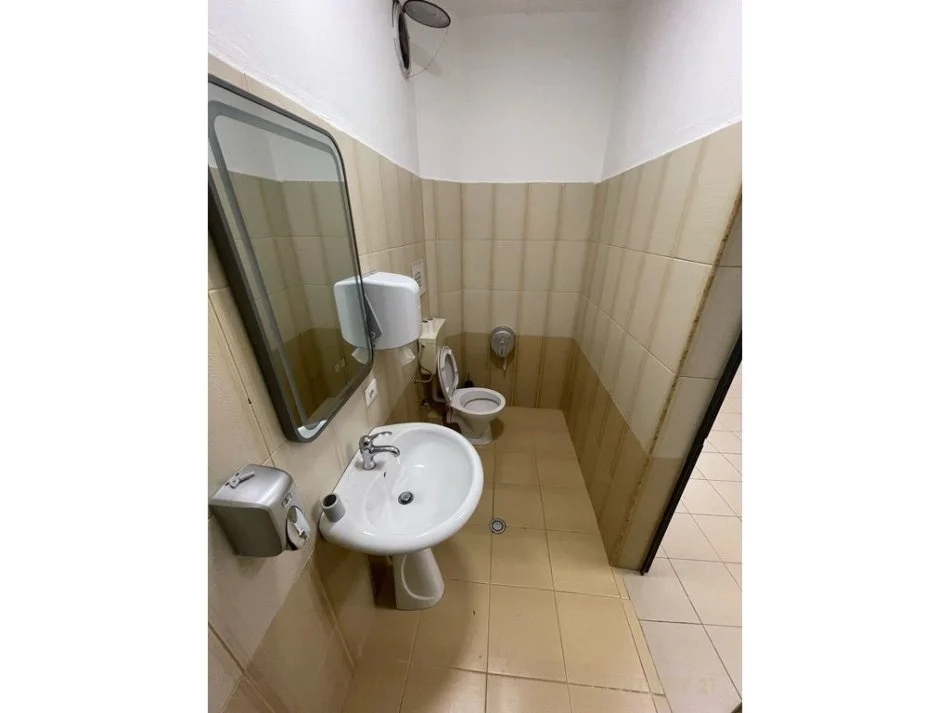 Tirane, jepet me qera zyre Kati 0, 140 m² 900 € (Sheshi Avni Rustemi)