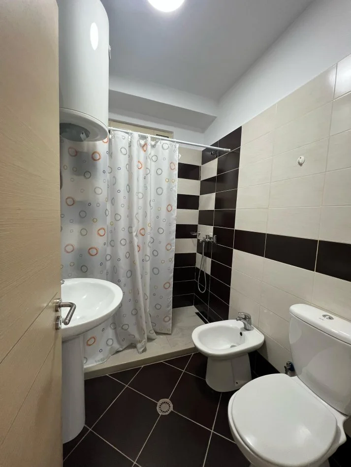 Tirane, jepet me qera apartament 2+1 Kati 1, 106 m² 600 € 