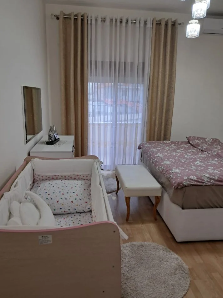 Tirane, jepet me qera shtepi 2+1+Ballkon Kati 1, 100 m² 500 € (Rruga Hiqmet Buzi)