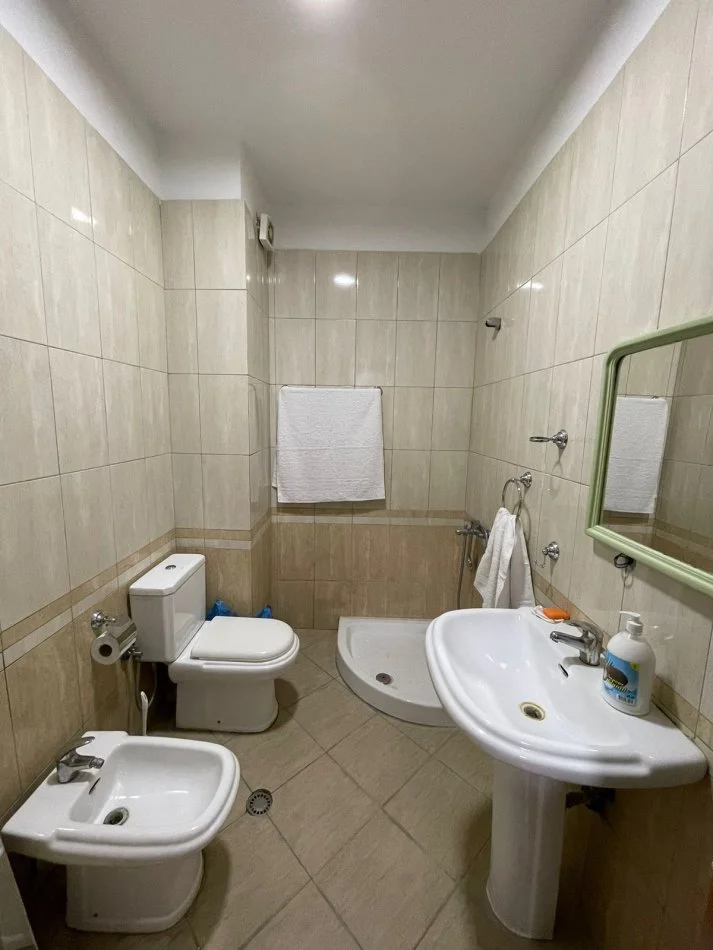 Tirane, jepet me qera apartament 1+1 Kati 4, 70 m² 550 € (Rruga e Dibres , prane Hotel Diamond)