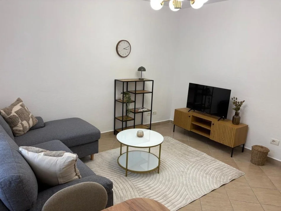 Tirane, jepet me qera apartament 1+1 Kati 3, 60 m² 500 € (Mbrapa Xhamis se Tabakeve)