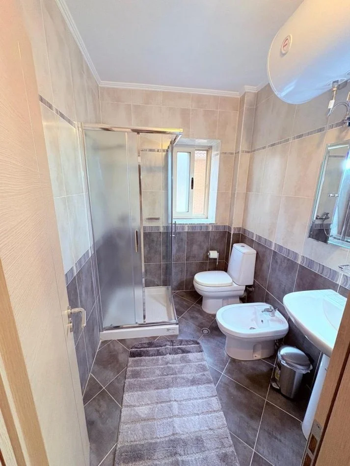 Tirane, jepet me qera apartament 1+1 Kati 3, 60 m² 500 € (Mbrapa Xhamis se Tabakeve)