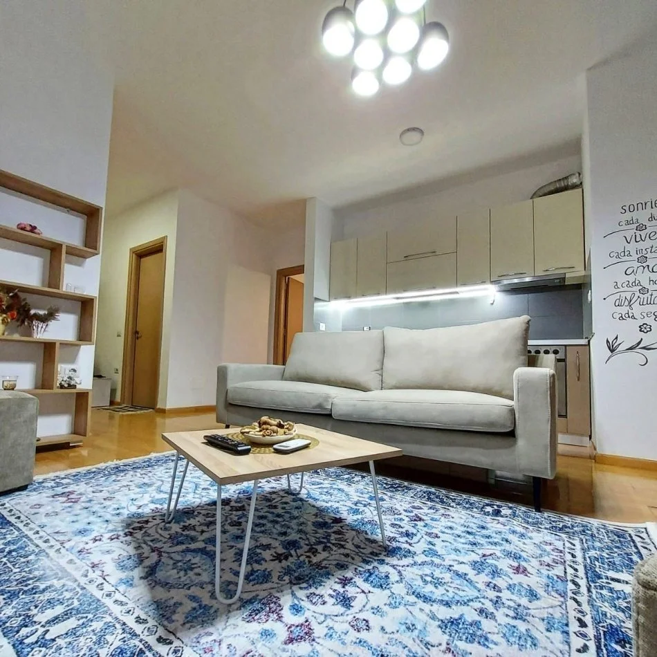 Tirane, jepet me qera apartament 2+1 Kati 3, 80 m² 700 € (Rruga e Dibres , Prane Hotel Stela)