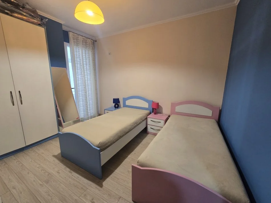 Tirane, jepet me qera apartament 2+1+Ballkon Kati 5, 105 m² 500 € (Yzberisht)