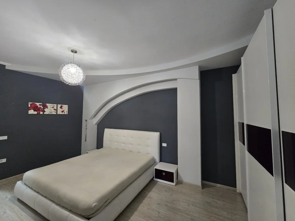 Tirane, jepet me qera apartament 2+1+Ballkon Kati 5, 105 m² 500 € (Yzberisht)