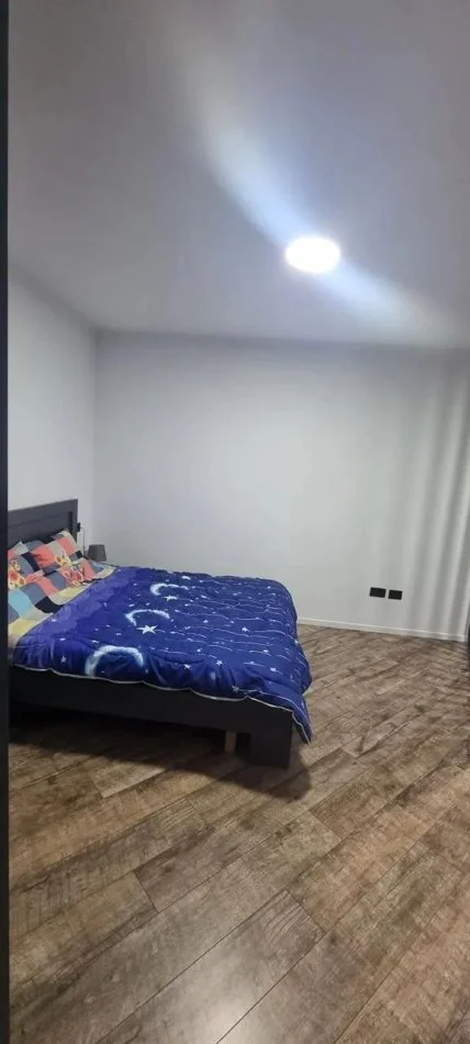 Tirane, jepet me qera apartament 1+1+Ballkon Kati 4, 44 m² 350 € (yzberisht)