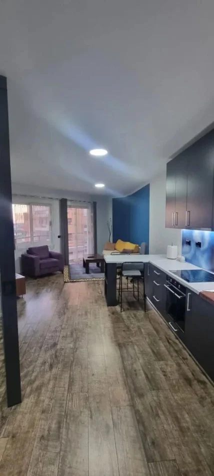 Tirane, jepet me qera apartament 1+1+Ballkon Kati 4, 44 m² 350 € (yzberisht)