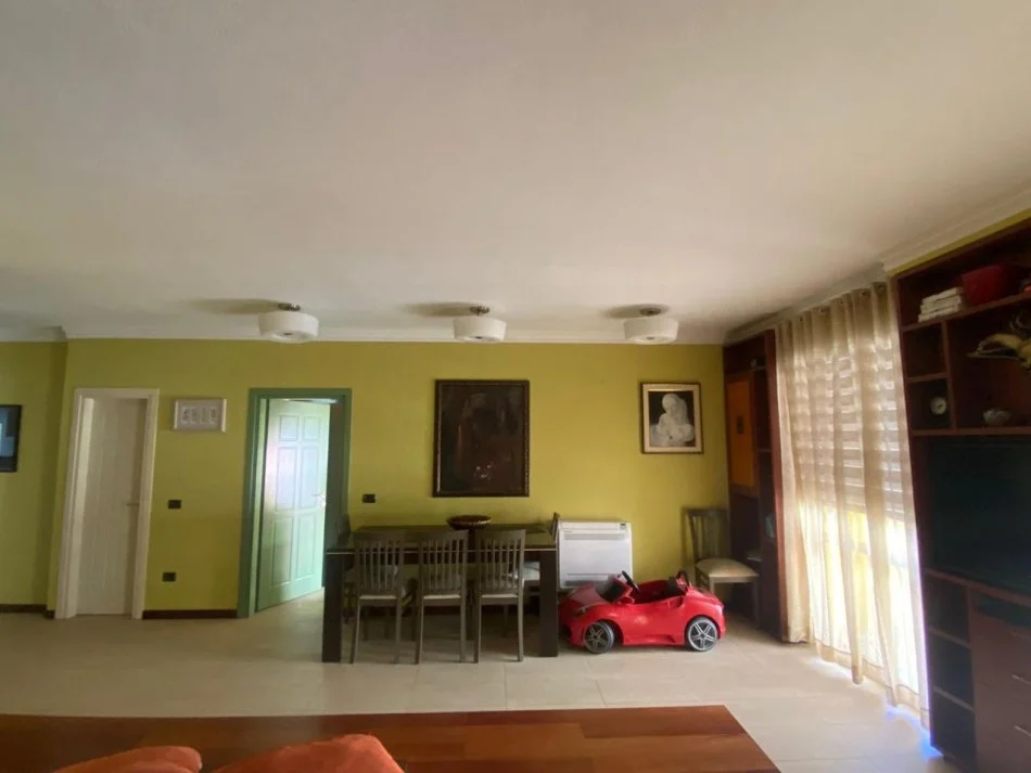 Tirane, jepet me qera apartament 2+1 Kati 5, 120 m² 850 € (Pazari i Ri, Rruga Hoxha Tasim)