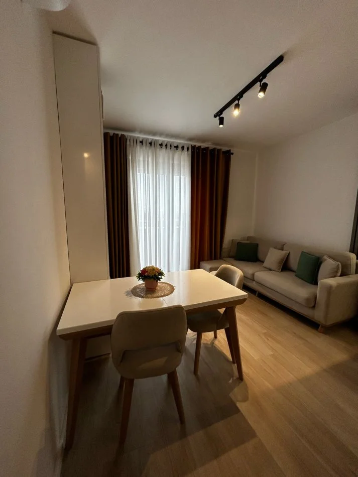 Tirane, jepet me qera apartament 1+1+Ballkon Kati 8, 53 m² 550 €