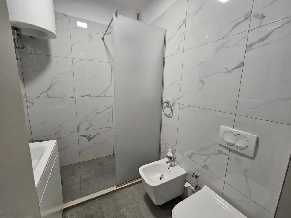 Tirane, jepet me qera apartament 1+1 Kati 8, 60 m² 550 € 
