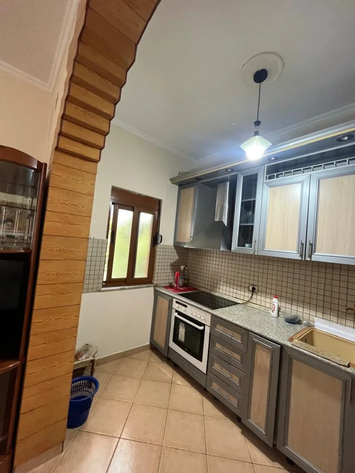 Tirane, jepet me qera Vile 1+1 Kati 2, 64 m² 350 € (Rruga e Kavajes)