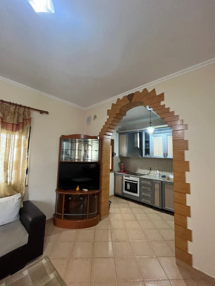 Tirane, jepet me qera Vile 1+1 Kati 2, 64 m² 350 € (Rruga e Kavajes)