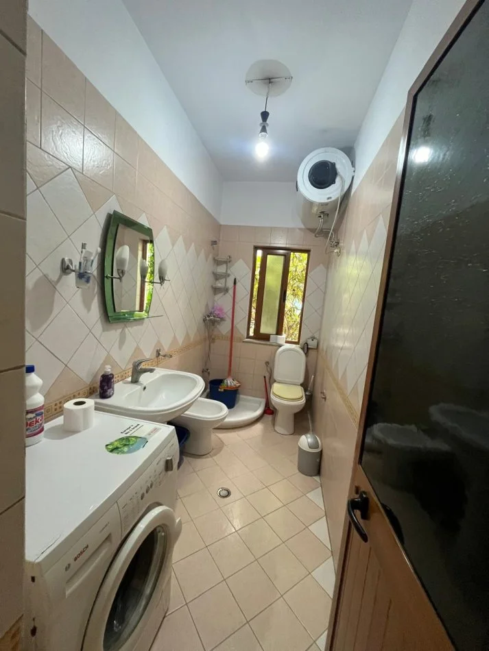 Tirane, jepet me qera Vile 1+1 Kati 2, 64 m² 350 € (Rruga e Kavajes)